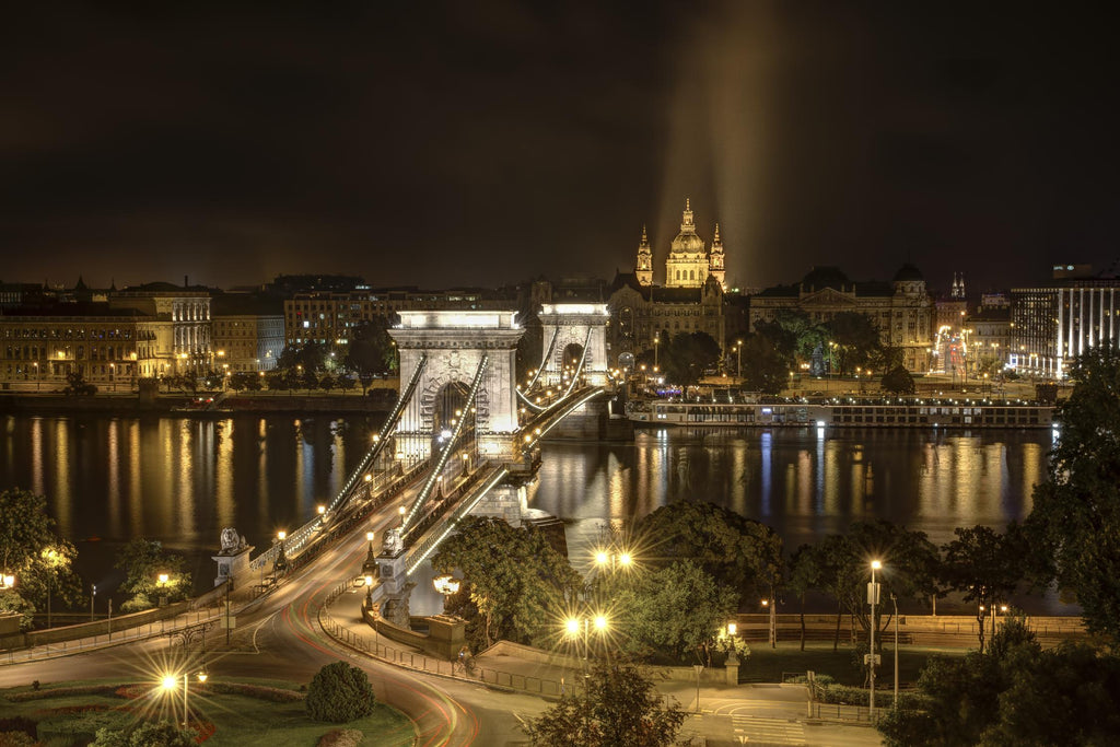 Trafic du pont des chaînes de Budapest par Nick Jackson sur GIANT ART - paysage beige