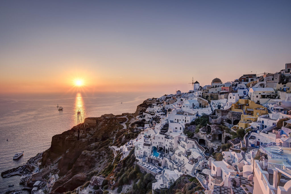 Sailing into the sunset, Oia, Greece par Nick Jackson sur GIANT ART - paysage bleu