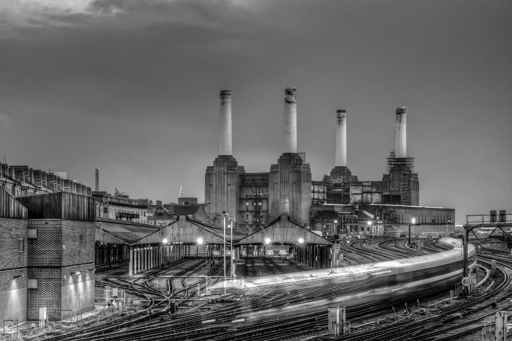 Trains pass Battersea Power Sation par Nick Jackson sur GIANT ART - scène de ville blanche