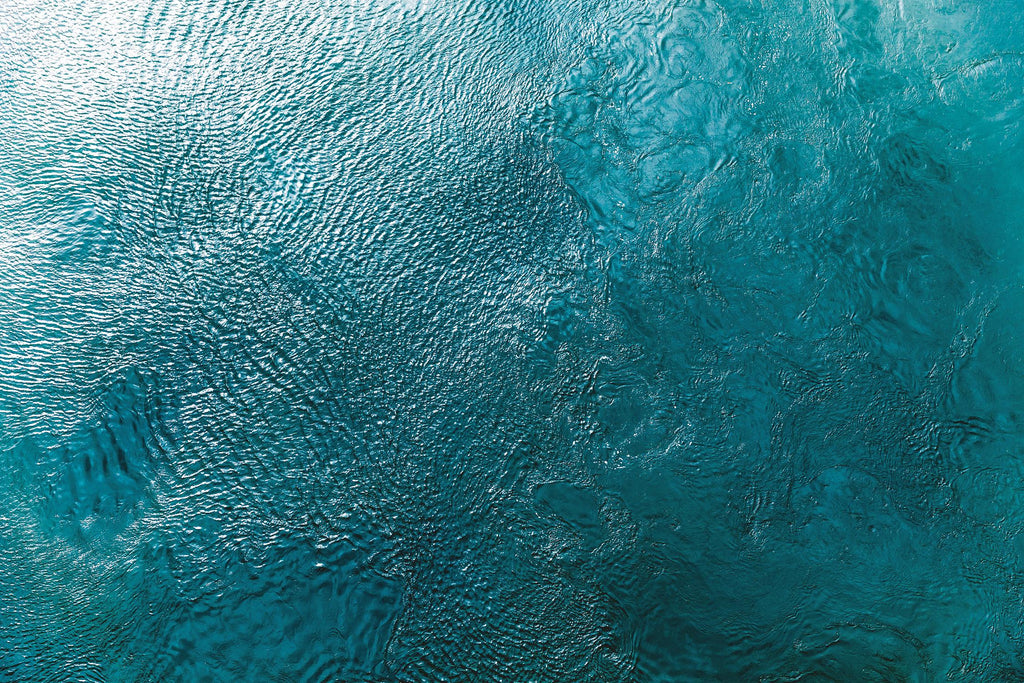 Texture d'eau Two Birds Eye de Kyle Goldie sur GIANT ART - bleu abstrait