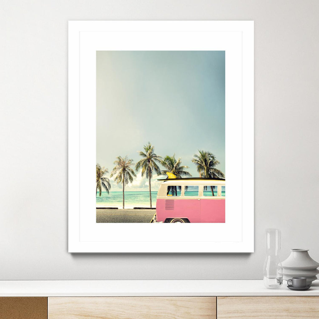 Surf Bus Pink par Design Fabrikken sur GIANT ART - multi côtier, paysages, photographie, plages, voitures, océan, palmiers, surf, tropical, transport