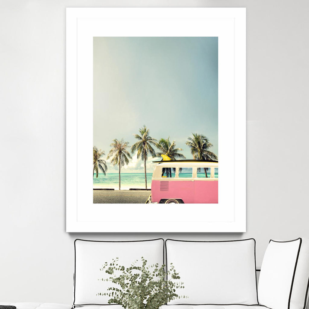 Surf Bus Pink par Design Fabrikken sur GIANT ART - multi côtier, paysages, photographie, plages, voitures, océan, palmiers, surf, tropical, transport