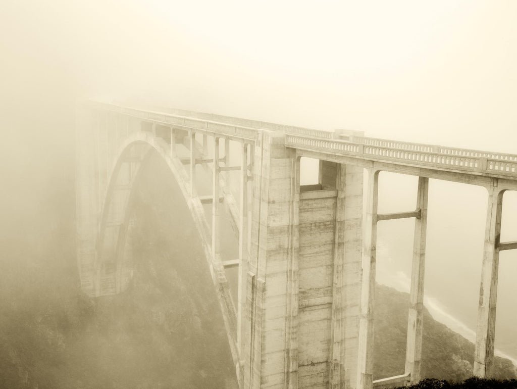 Misty Bridge de Dennis Frates sur GIANT ART - art photo gris
