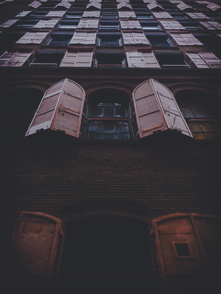 Fenêtres IV par Pexels sur GIANT ART - noir architectural